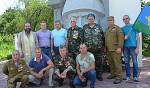 Цветы — к памятнику погибшим воинам